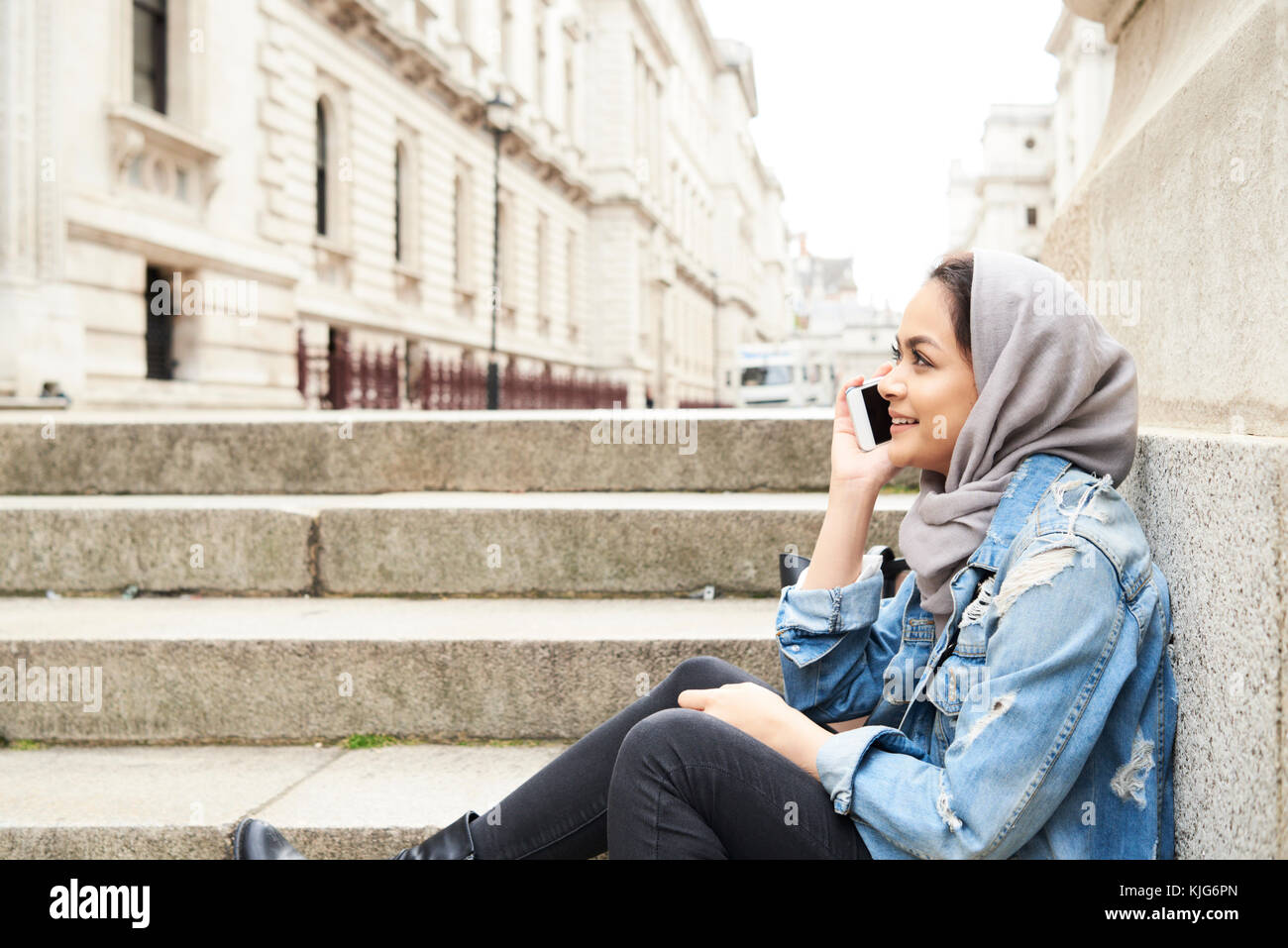 Londres, Royaume-Uni, Angleterre, jolie jeune fille musulmane parlant au téléphone de porter le hijab dans la ville, des étudiants de l'université musulmane Banque D'Images