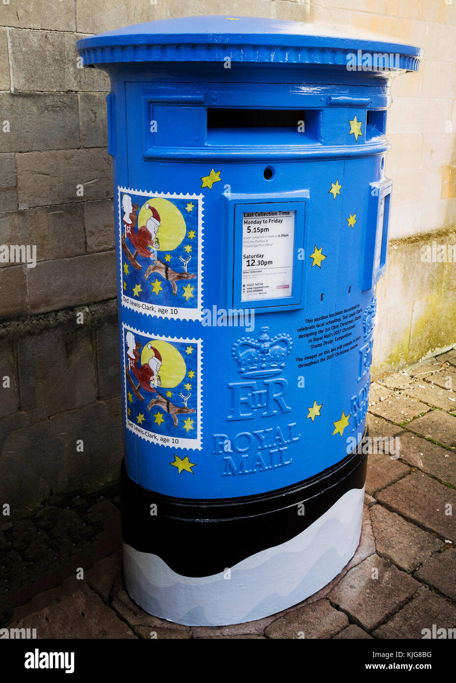 Bleu Royal Mail postbox, décoré pour célébrer Frome écolier Ted Lewis-Clark gagner cette année, un concours de timbres de Noël 2017. Banque D'Images