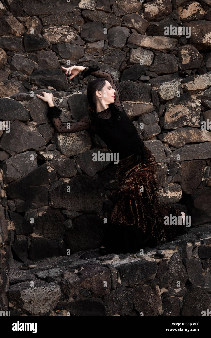 Flamenco à discret, jeune femme séduisante des danses de flamenco dans les escaliers en pierre volcanique Banque D'Images