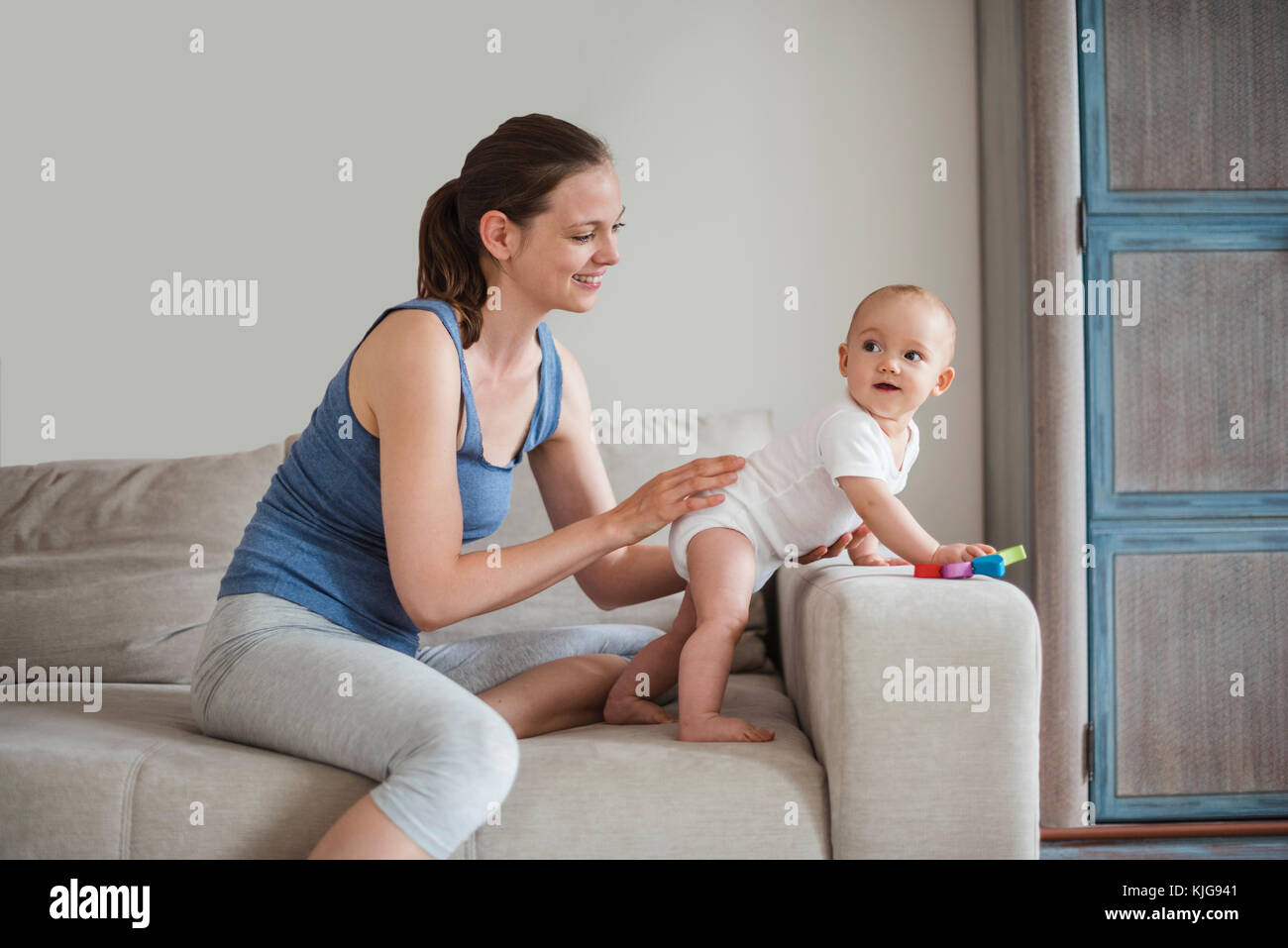 Happy baby girl avec mère jouant sur la table Banque D'Images Happy baby girl avec mère jouant sur la table Banque D'Images