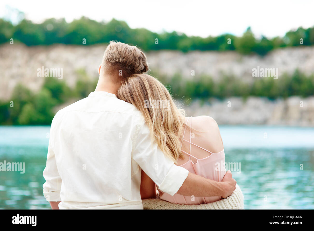 Couple affectueux et admirer paysages, Cracovie, Pologne, Malopolskie Banque D'Images