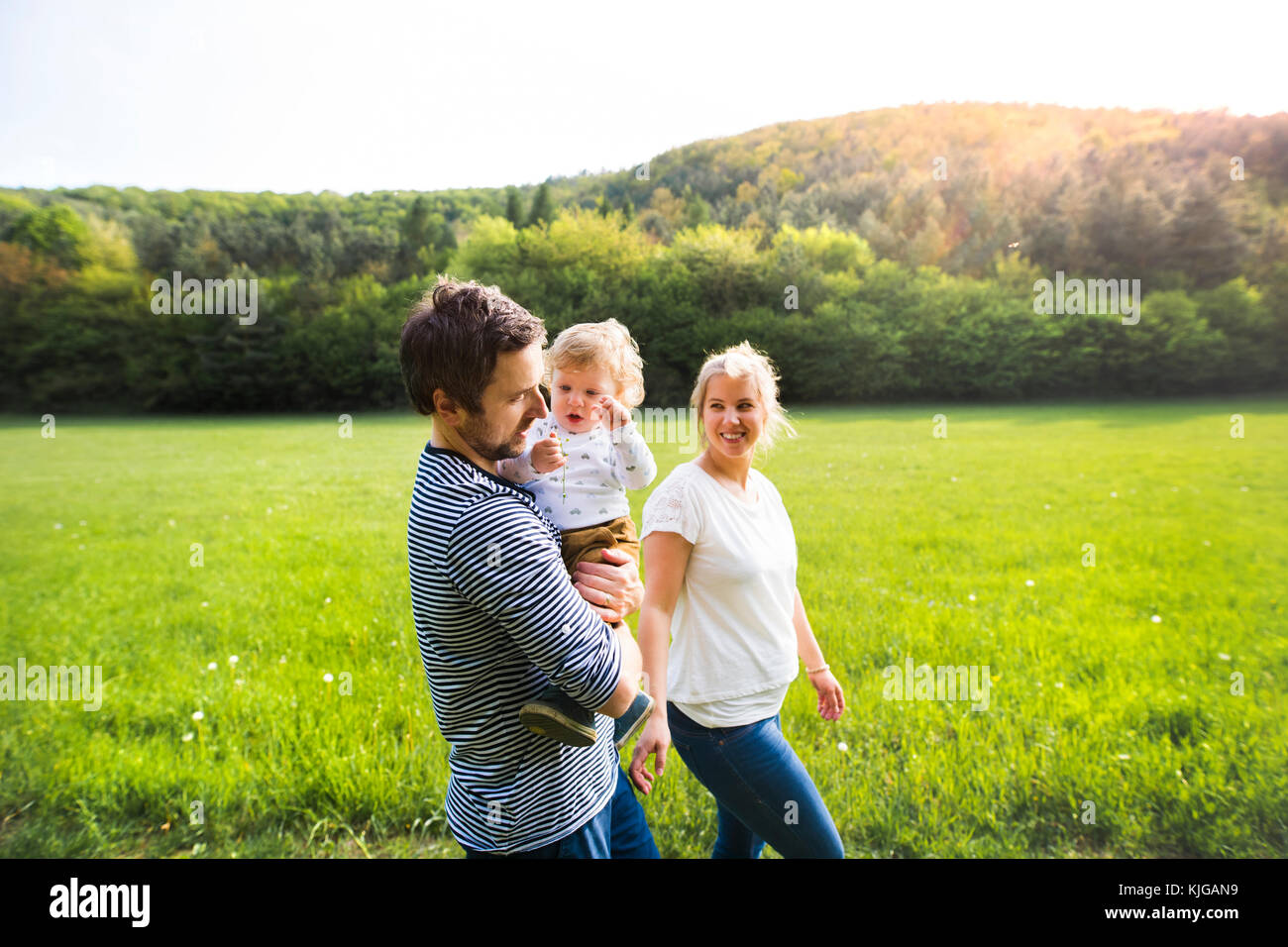 Quelques parents avec petit garçon on meadow Banque D'Images