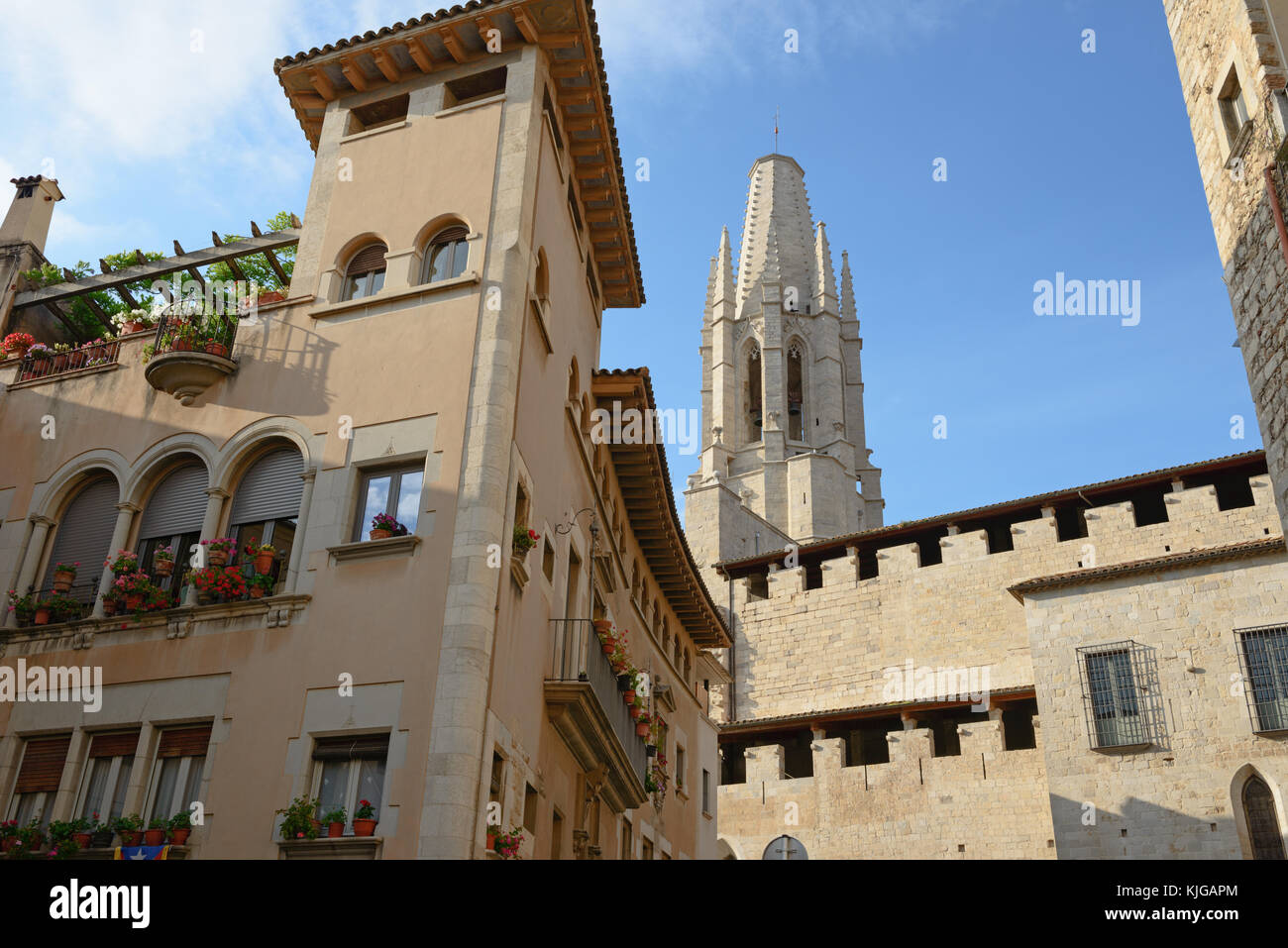 Vue depuis la rue Pujada de Sant Feliu (Montée de Saint Felix) vers l'église collégiale de Sant Feliu (Félix) à la lumière de soleil du soir à Girona, Catalon Banque D'Images