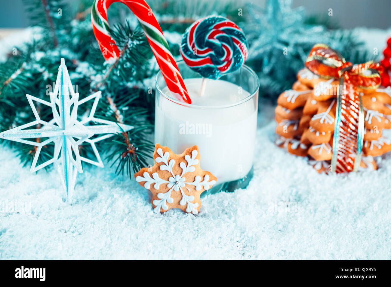 D'épices de noël et lait avec les décorations, la neige, les branches d'arbre de Noël sur fond de nouvel an de l'espace libre. Banque D'Images