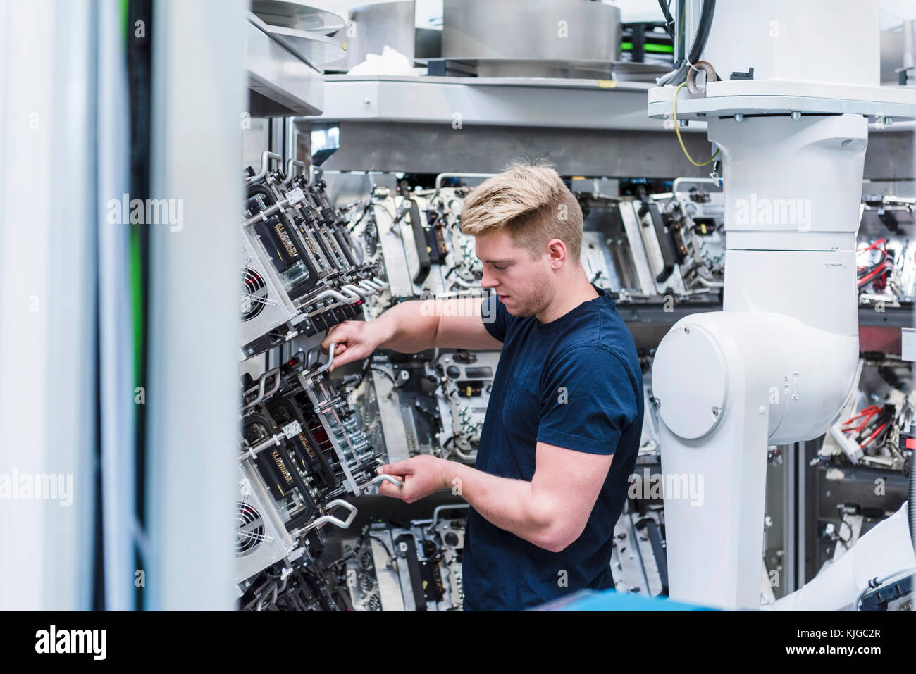 L'homme travaillant dans l'usine moderne Banque D'Images