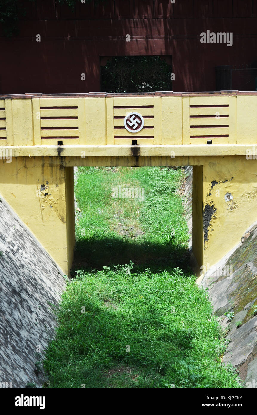 Swastika emblème sur pont. prises au temple hindou à New Delhi. Banque D'Images