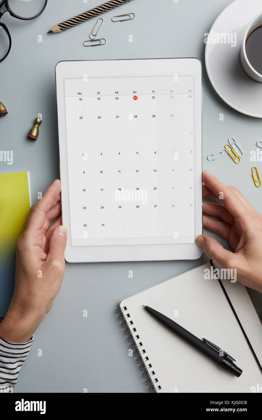 Top View of woman holding tablet avec calendrier sur 24 Banque D'Images