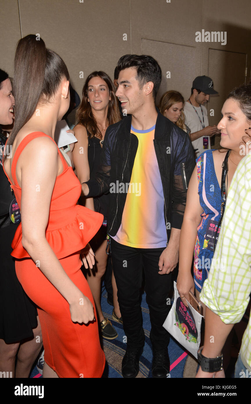 Sofia Carson Et Son Mari Miami Beach, FL - le 21 mai : (couverture exclusive), chanteur Joe Jonas  obtenir flirty avec 23 ans actrice sofia Carson dans les coulisses du  iheartradio 2016 summer pool party à fontainebleau