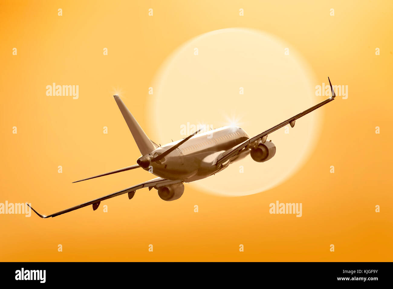 Avion de passagers de voler dans plus de piste de décollage de l'aéroport au coucher du soleil Banque D'Images