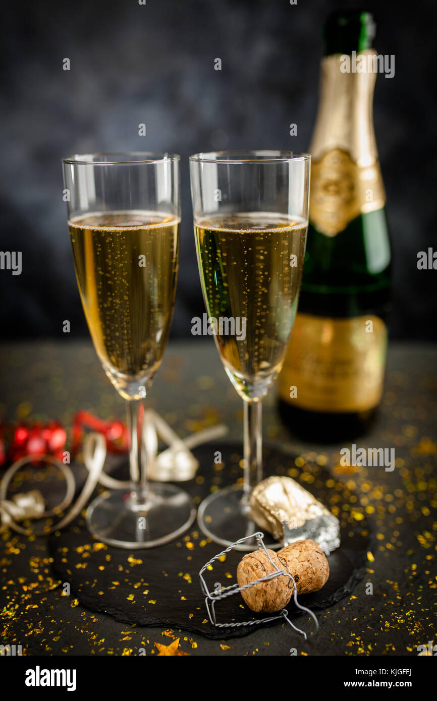 Deux verres de champagne dans la région de golden glitter Banque D'Images
