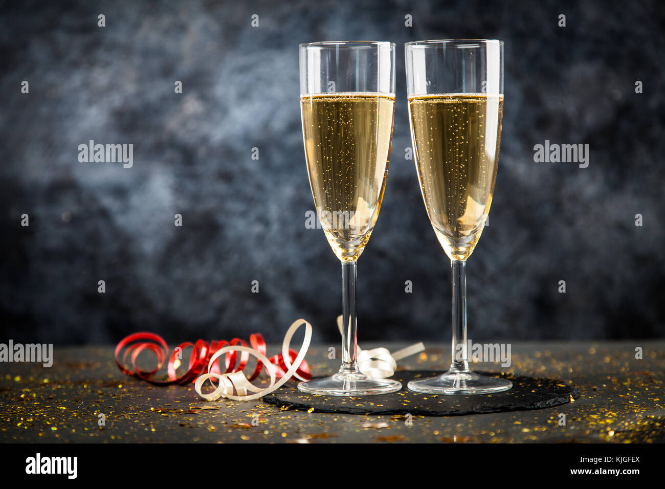 Deux verres de champagne dans la région de golden glitter Banque D'Images