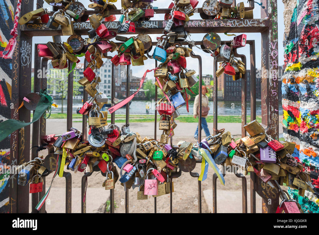 Galerie East Side du mur de Berlin, vue sur une porte couverte de « locks d'amour » colorés dans une section du mur de Berlin à Friedrichshain, en Allemagne. Banque D'Images