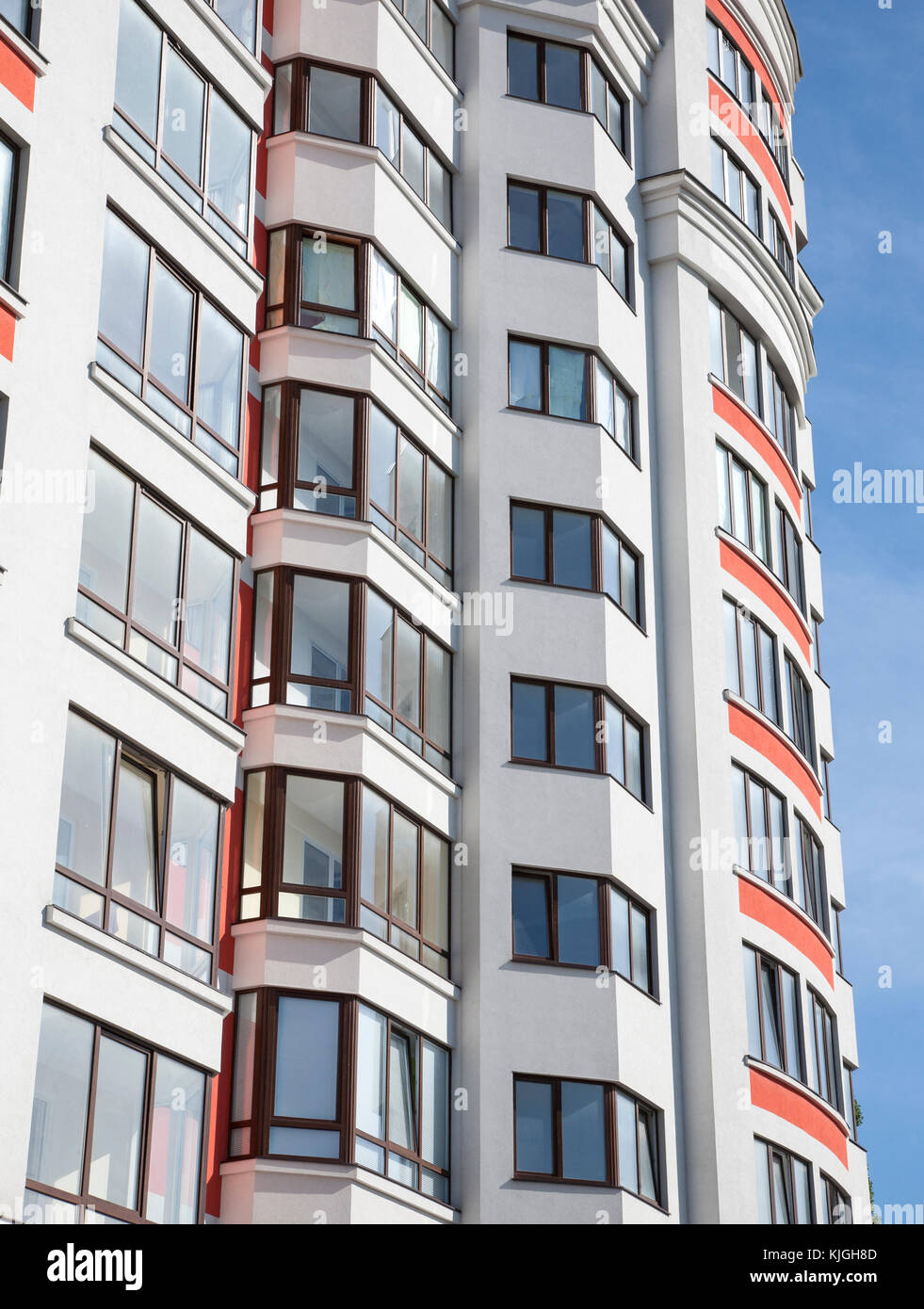 Bâtiment résidentiel moderne de haut sur un fond de ciel bleu Banque D'Images