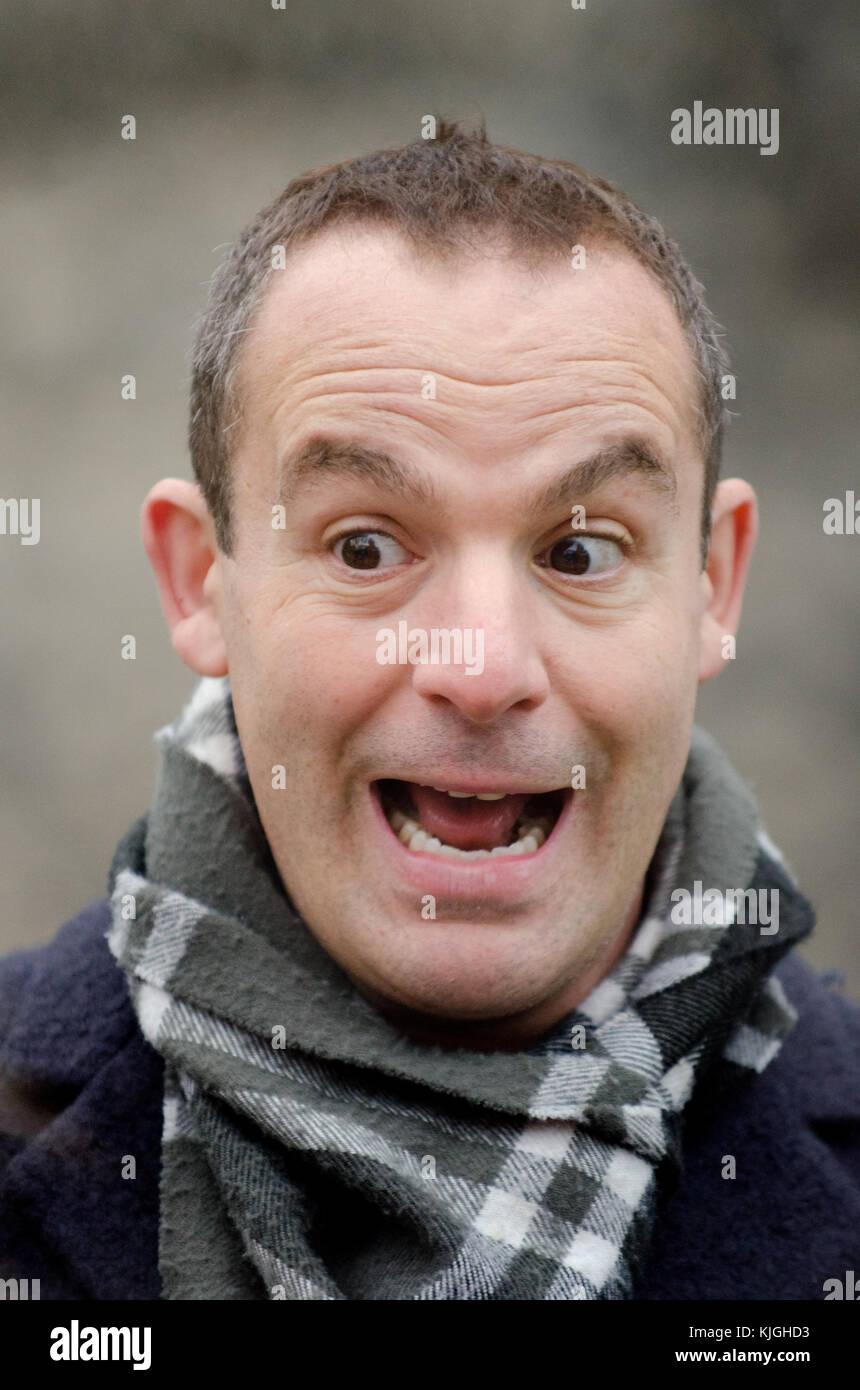 Martin Lewis, journaliste et présentateur de télévision financière, sur College Green, Westminster, discuter de Philip Hammonds budget, 22 Nov 2017 Banque D'Images