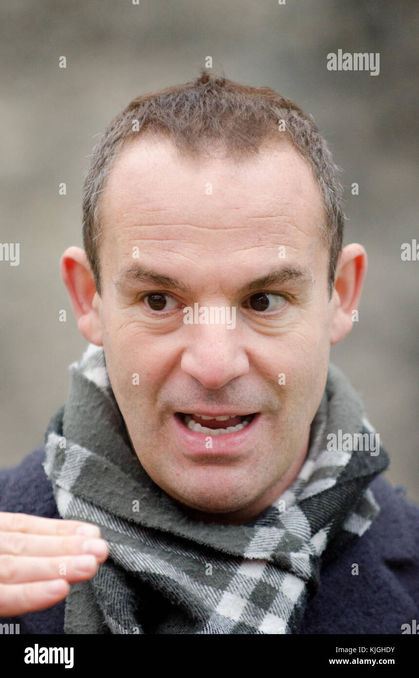 Martin Lewis, journaliste et présentateur de télévision financière, sur College Green, Westminster, discuter de Philip Hammonds budget, 22 Nov 2017 Banque D'Images