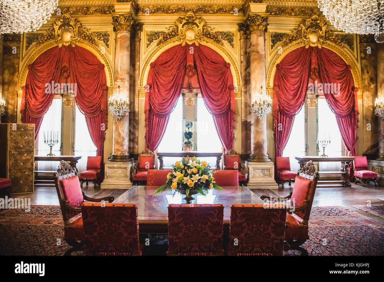 Trois fenêtres dans la salle à manger ornée Banque D'Images