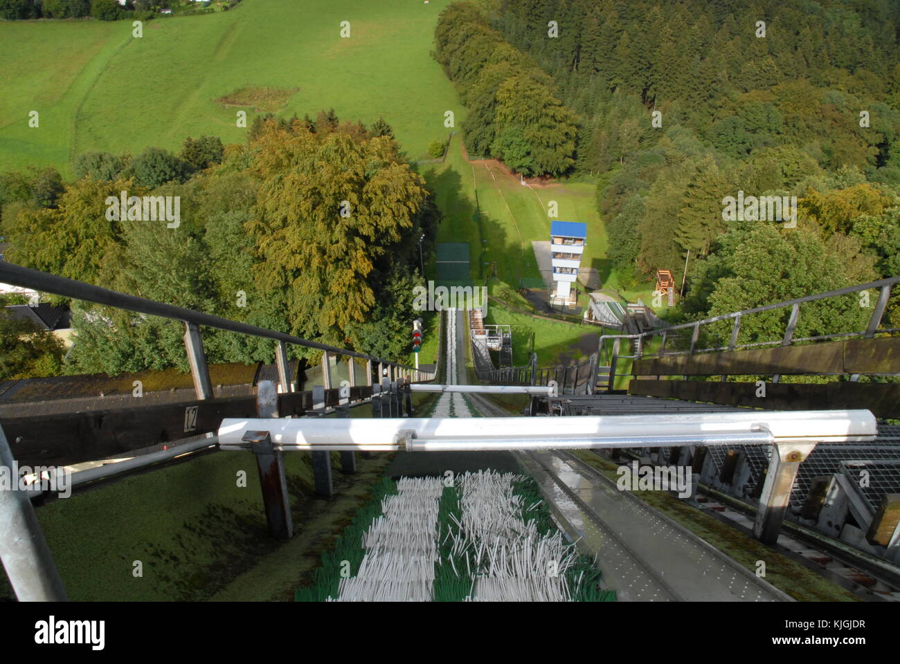 Vue depuis la colline de saut à ski d'été à Lüdenscheid, Allemagne Banque D'Images