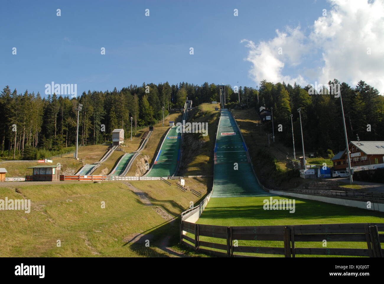 Hinterzarten, Allemagne - 4 août 2012 : Adler ski Stadium (saut à ski) en été Banque D'Images