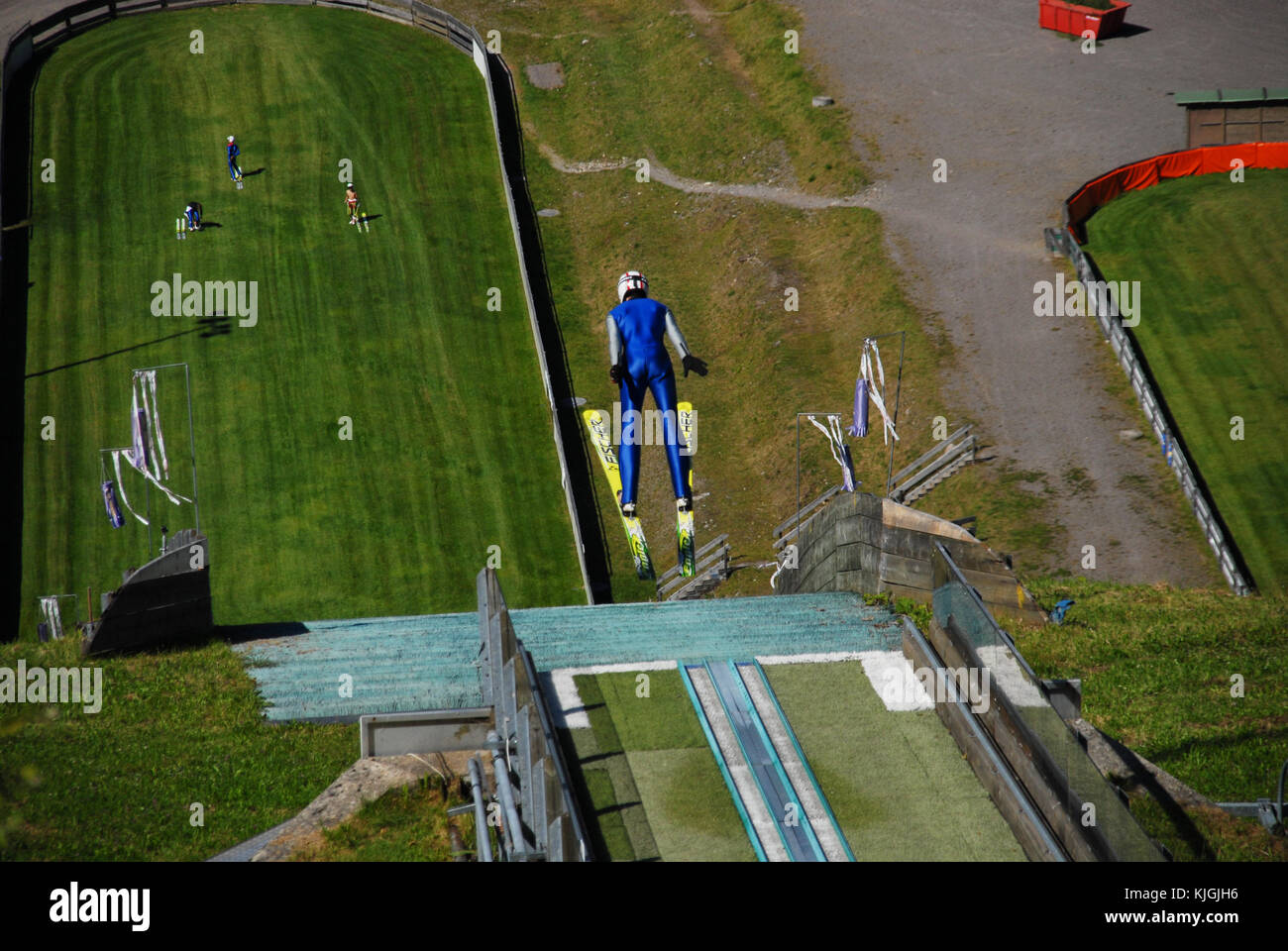 Hinterzarten, Allemagne - 9 août 2012 : phase initiale de vol d'un sauteur à ski vu d'en haut Banque D'Images