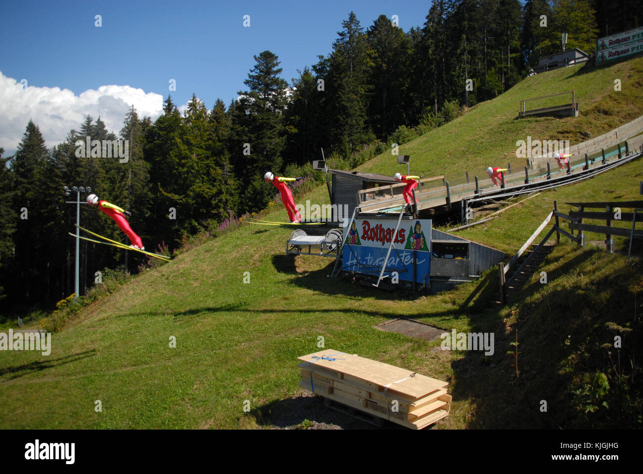 Hinterzarten, Allemagne - 9 août 2012 : mouvement de décollage d'un saut à ski vu du côté Banque D'Images