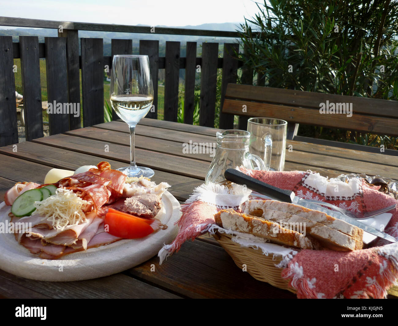 Repas autrichien (brotzeit) - route des vins de Styrie (steirische weinstraße) Banque D'Images