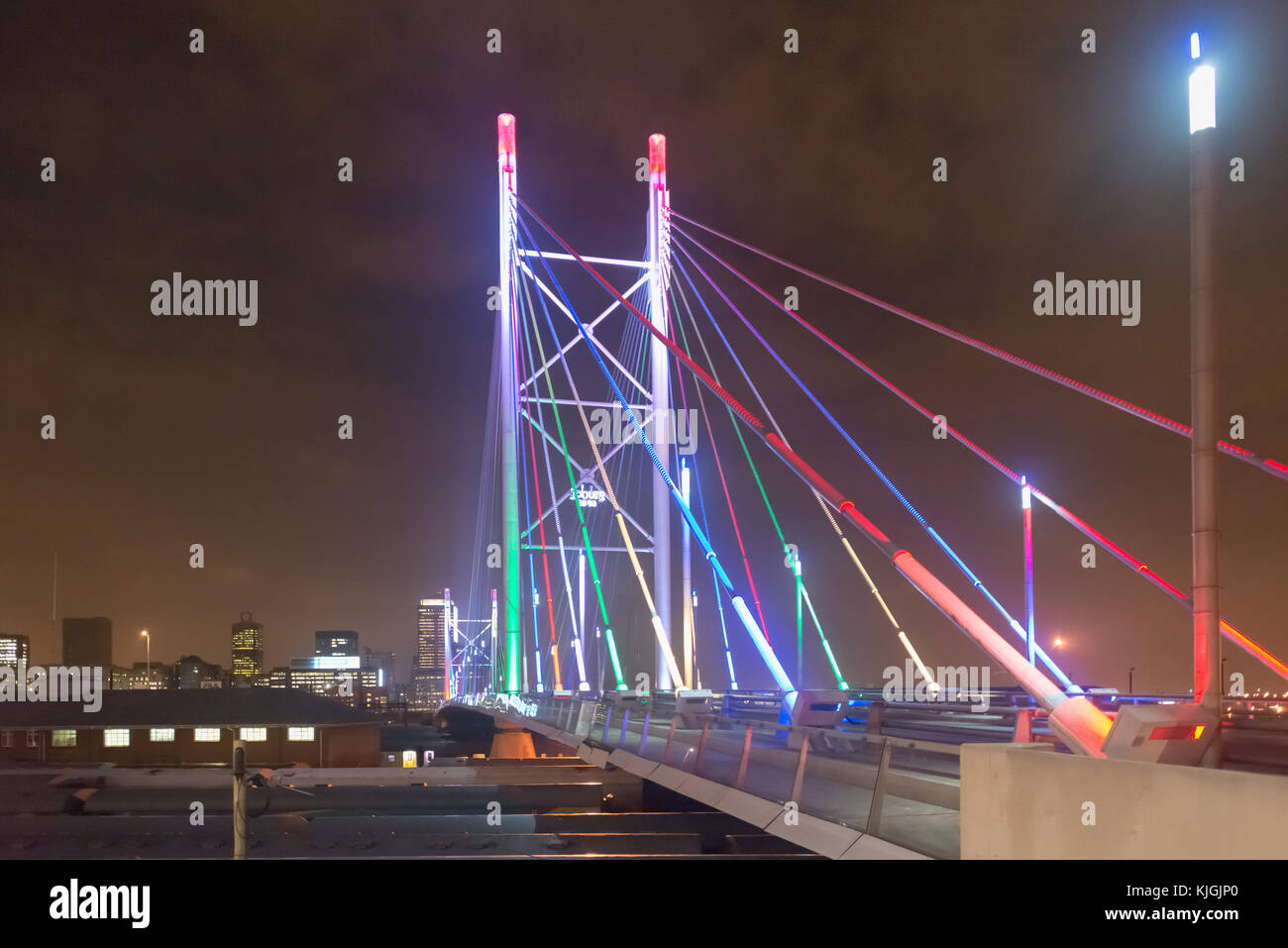 Nelson Mandela bridge at night. le 284 mètres de long pont Nelson Mandela, commence à la fin de Jan Smuts avenue et de lier à l'braamfontein cultur Banque D'Images