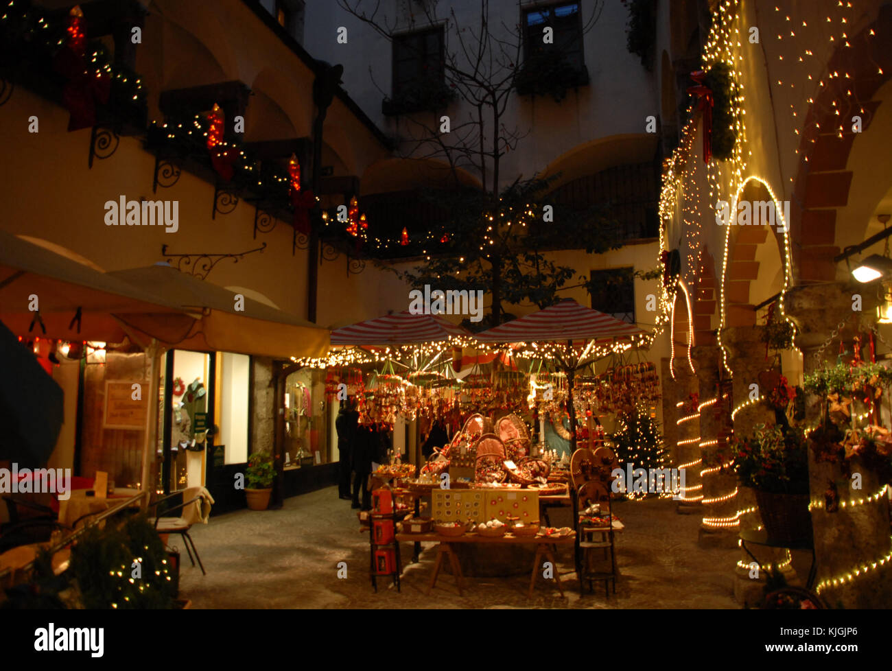 Marché de Noël dans une cour à Salzbourg, Autriche Banque D'Images