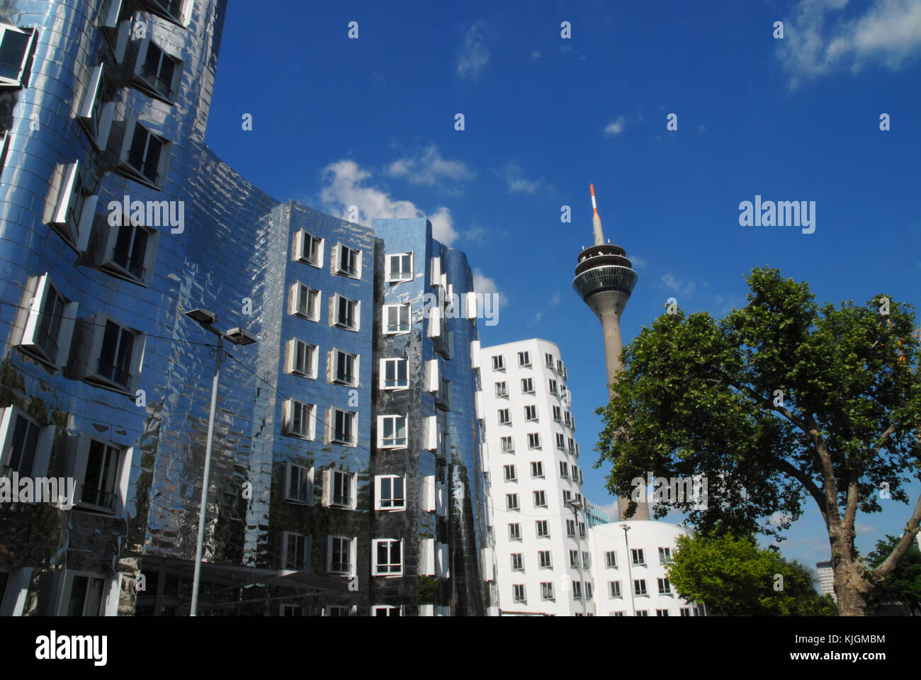 Düsseldorf, Allemagne - 25 mai 2017 : Gehry-Building (Gehry-Bauten) et tour du Rhin (Rheinturm) vus de la rue Neuer Zollhof Banque D'Images