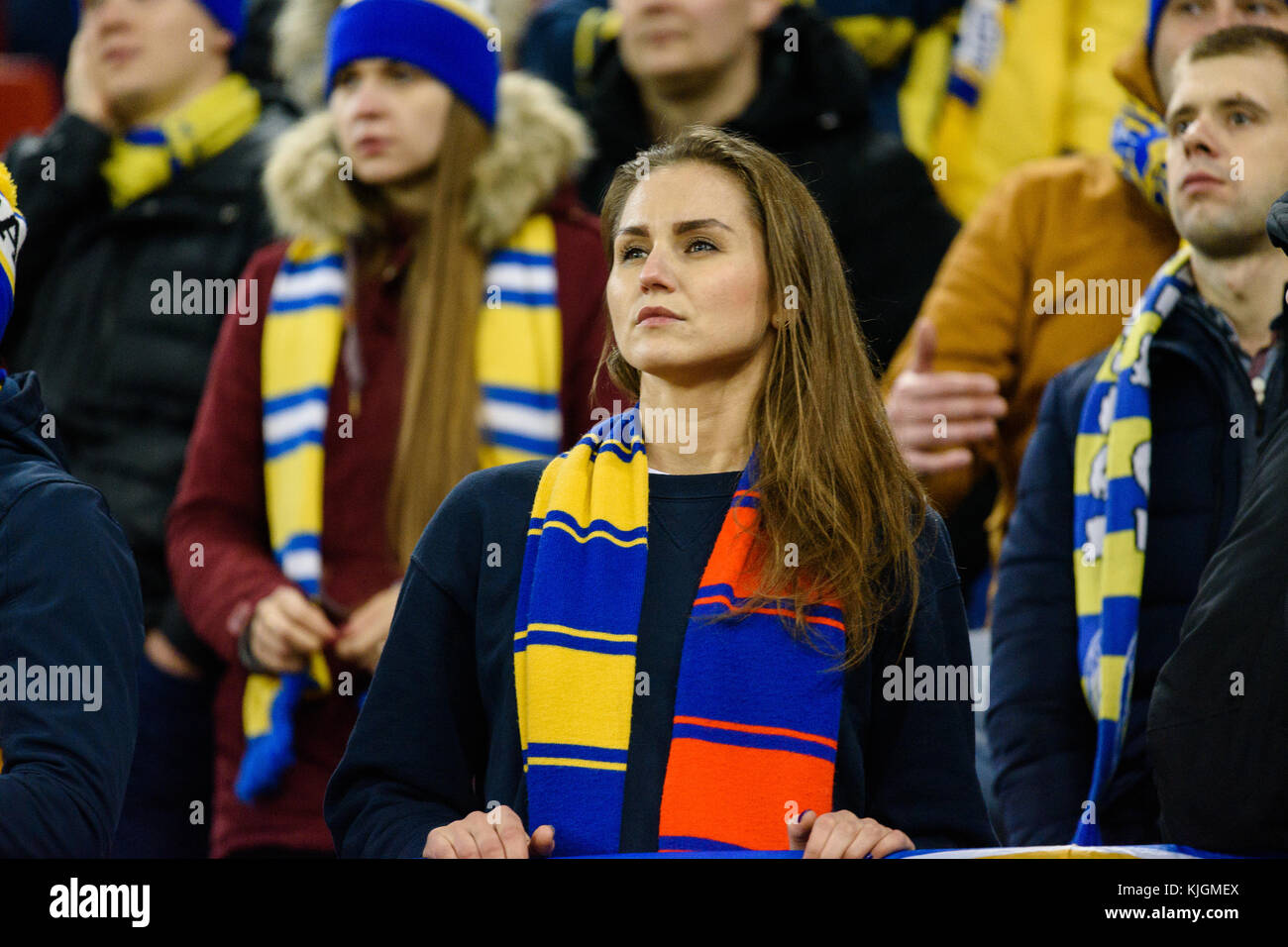 COLOGNE/ALLEMAGNE – 2 novembre 2017 : Belle fille soutient le FC BATE à RheinEnergieStadion le 2 novembre 2017 à Cologne, Allemagne. Banque D'Images