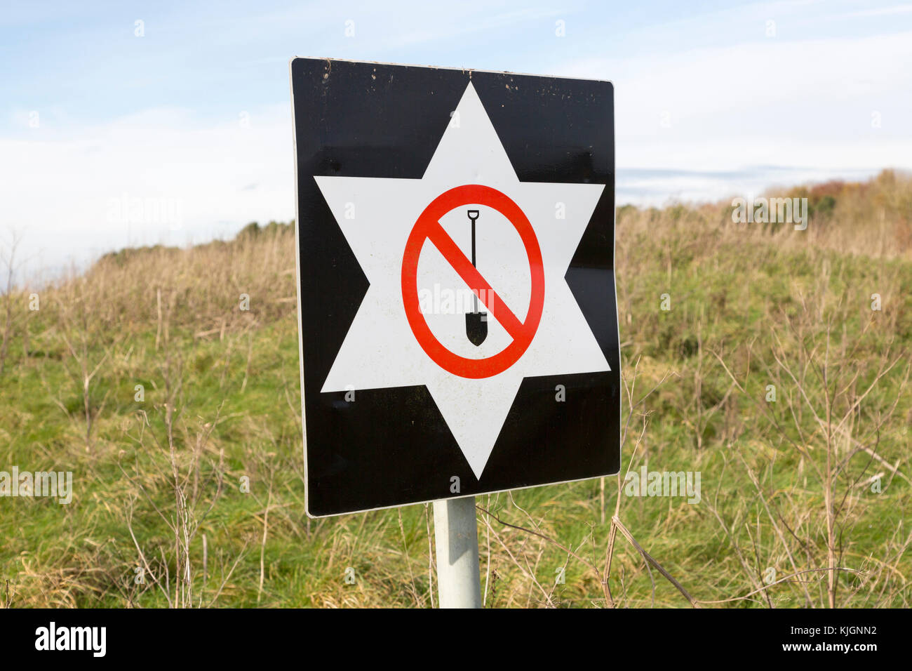 Signe de protection contre l'avertissement de creuser sur un site archéologique de la plaine de Salisbury, Wiltshire, Angleterre, Royaume-Uni Banque D'Images