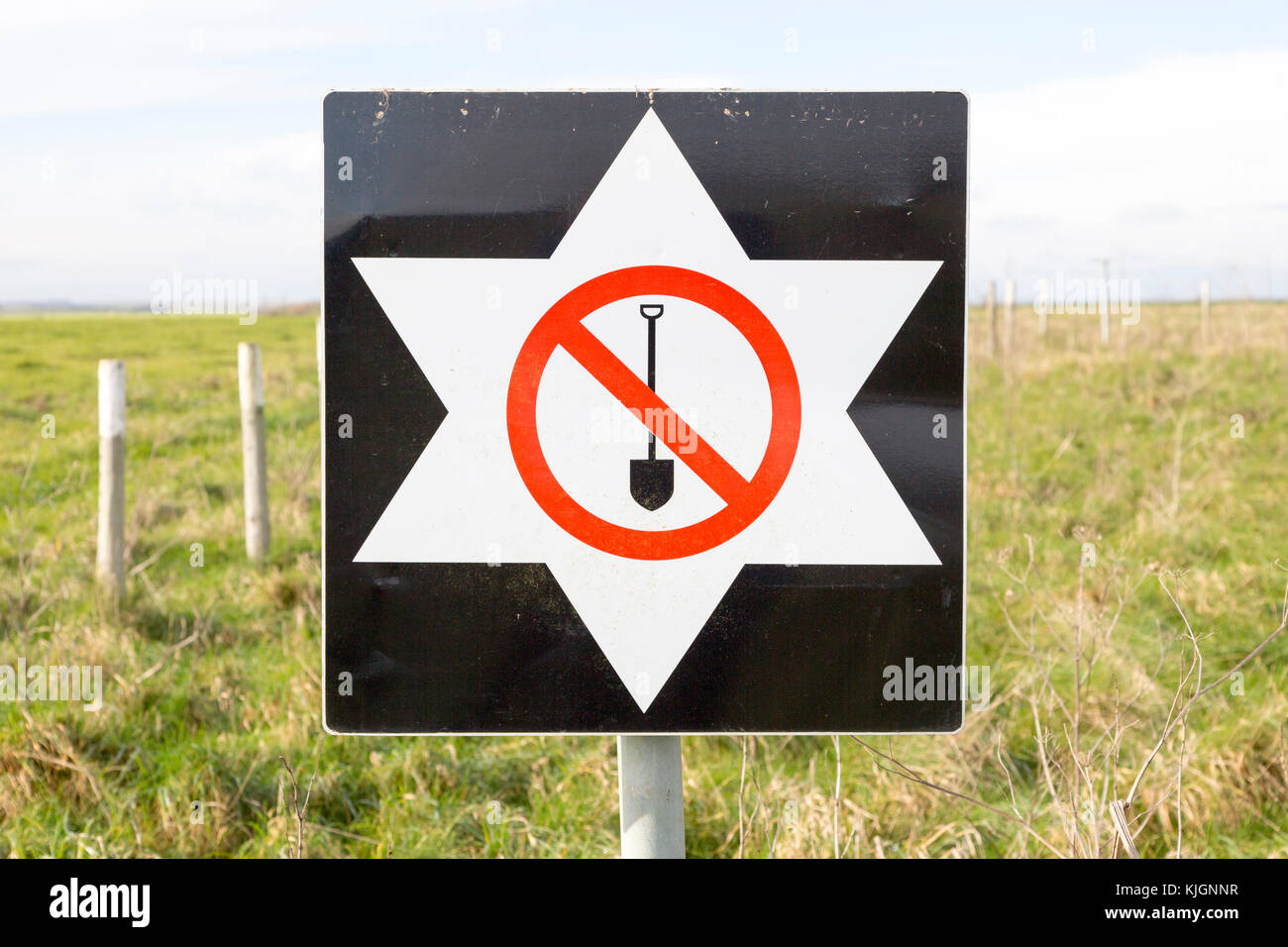 Signe de protection contre l'avertissement de creuser sur un site archéologique de la plaine de Salisbury, Wiltshire, Angleterre, Royaume-Uni Banque D'Images