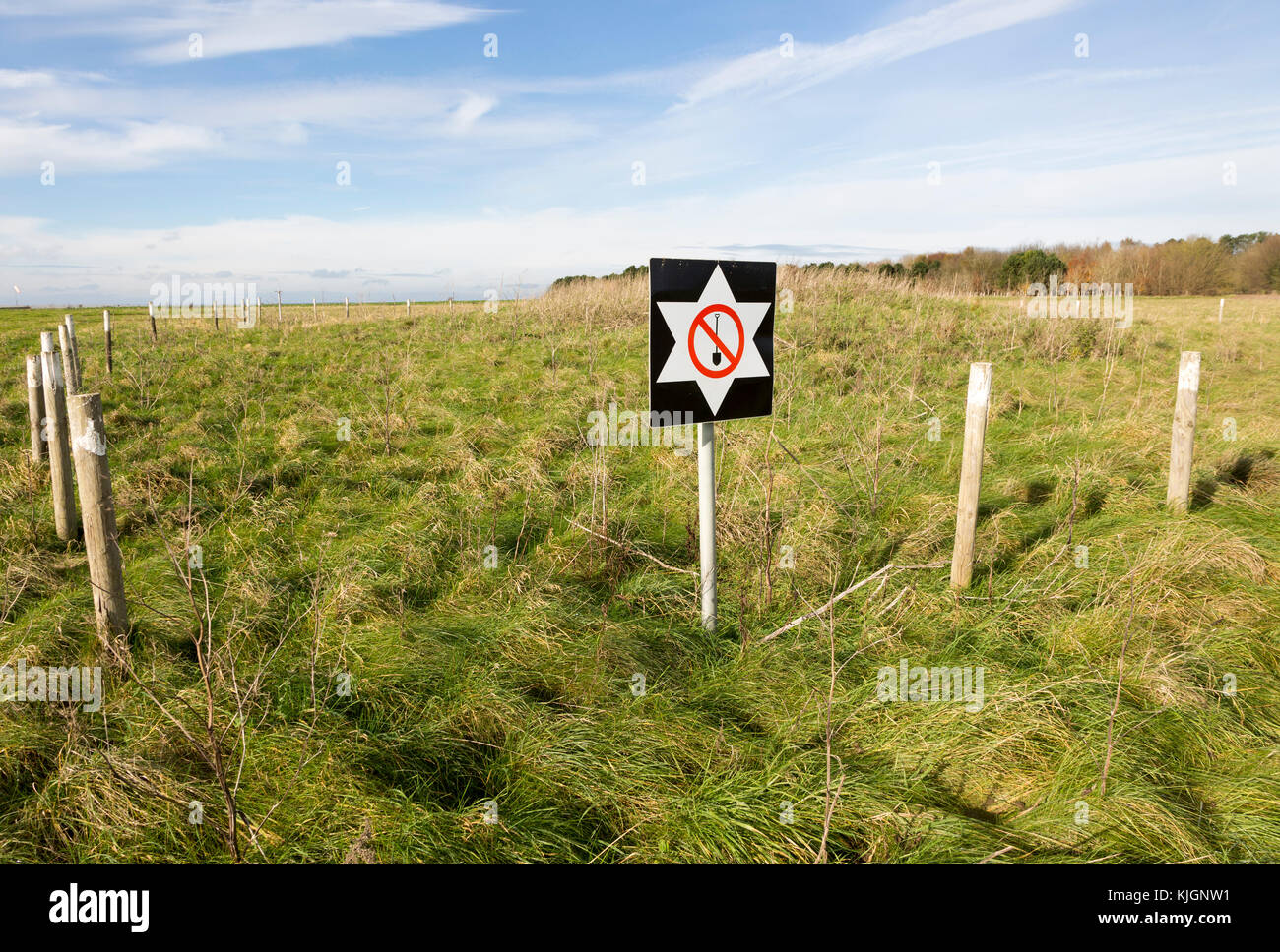 Signe de protection contre l'avertissement de creuser sur un site archéologique de la plaine de Salisbury, Wiltshire, Angleterre, Royaume-Uni Banque D'Images