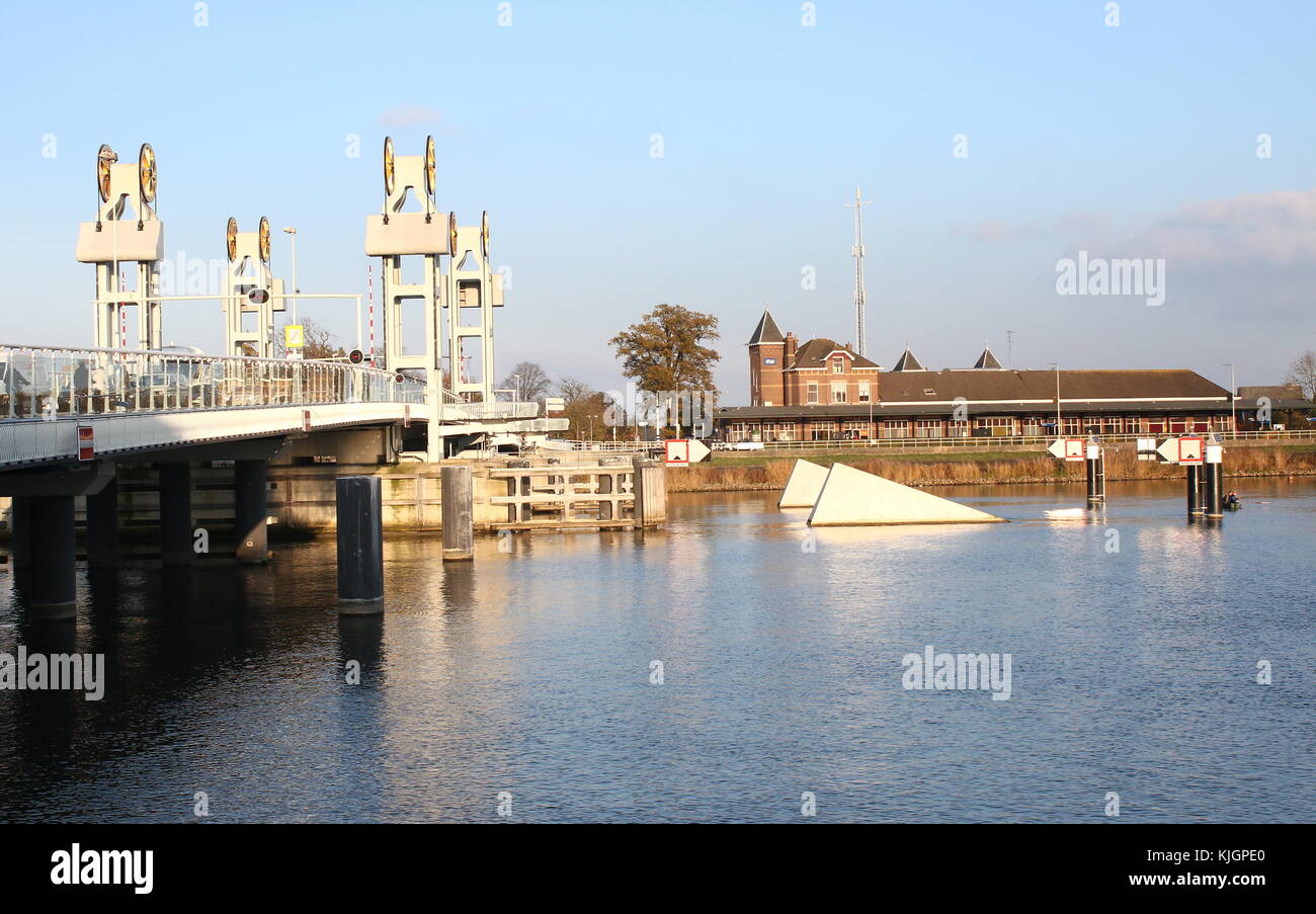 Nouvelle ville et pont enjambant la rivière IJssel (Stadsbrug over de Nieuwe Rijn) à Kampen, Province d'Overijssel, Pays-Bas Banque D'Images