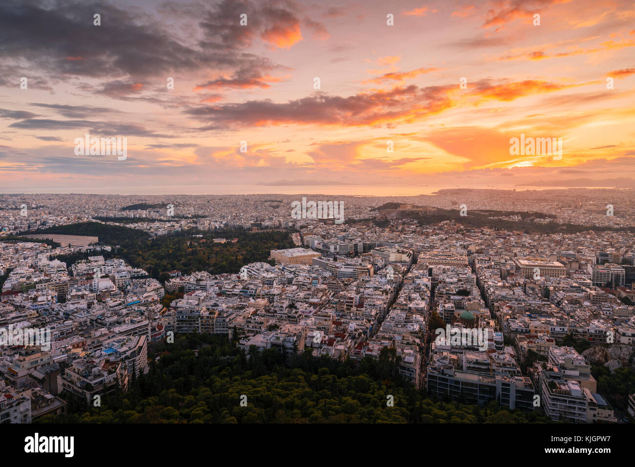 Vue d'Athènes depuis la colline du Lycabette au coucher du soleil, la Grèce. Banque D'Images
