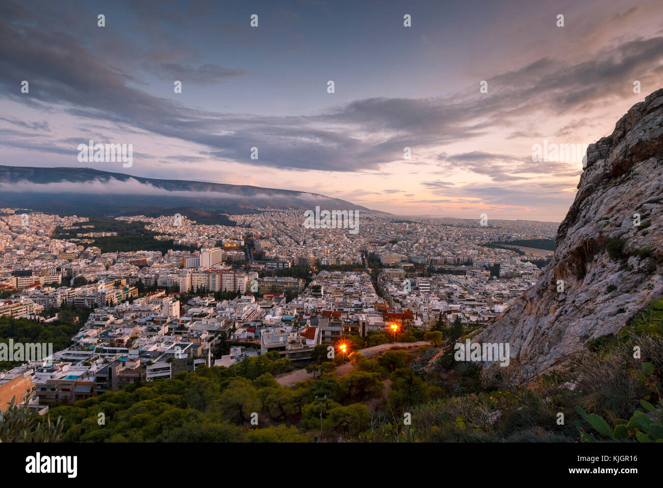 Vue d'Athènes depuis la colline du Lycabette au coucher du soleil, la Grèce. Banque D'Images