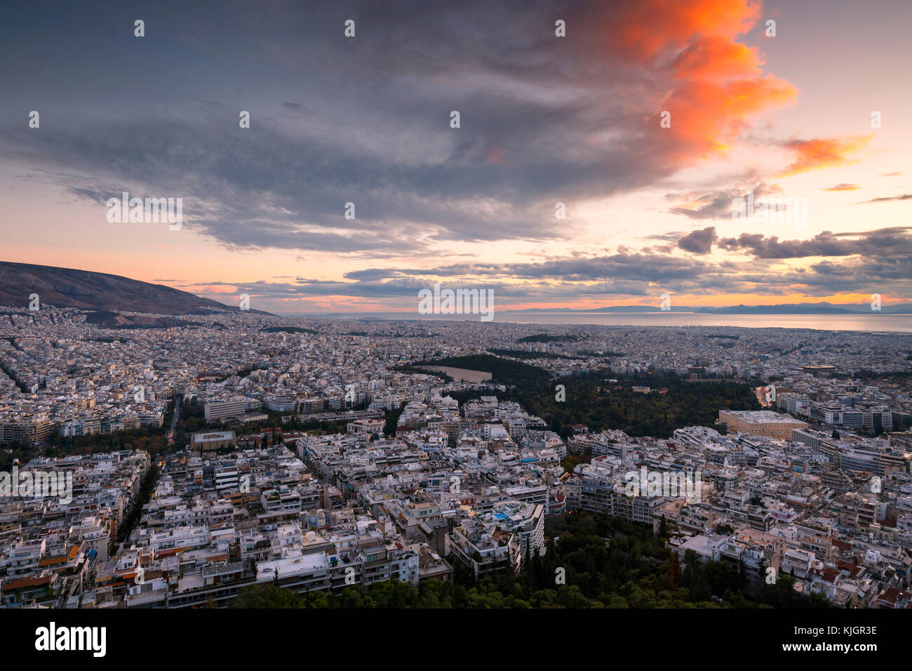 Vue d'Athènes depuis la colline du Lycabette au coucher du soleil, la Grèce. Banque D'Images