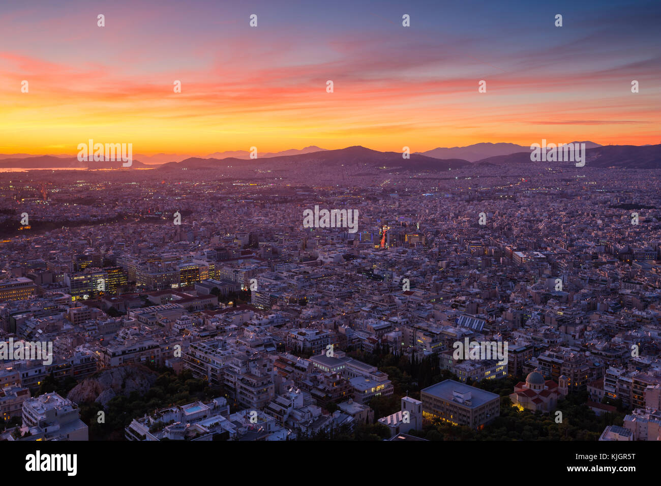 Vue d'Athènes depuis la colline du Lycabette au coucher du soleil, la Grèce. Banque D'Images