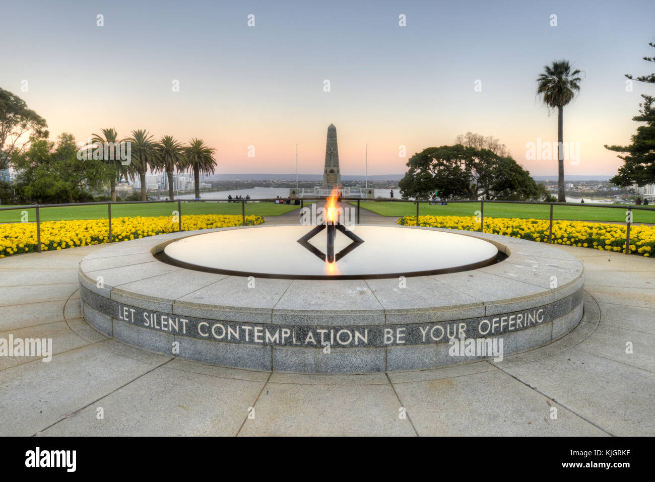 Grand angle de visualisation ultra de la War Memorial et flamme éternelle à Kings Park, Perth, Australie au coucher du soleil. Banque D'Images