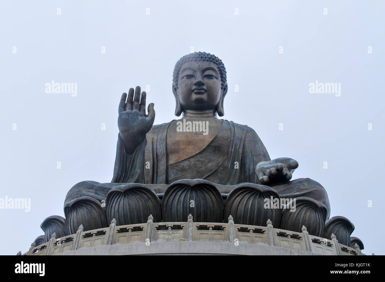 Tian Tan Buddha de hong kong enveloppée de brouillard. Banque D'Images