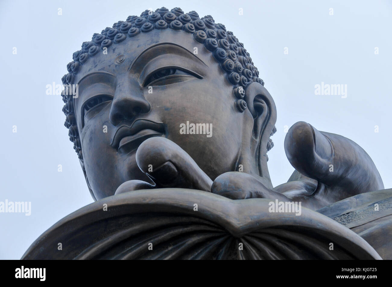 Tian Tan Buddha de hong kong enveloppée de brouillard. Banque D'Images