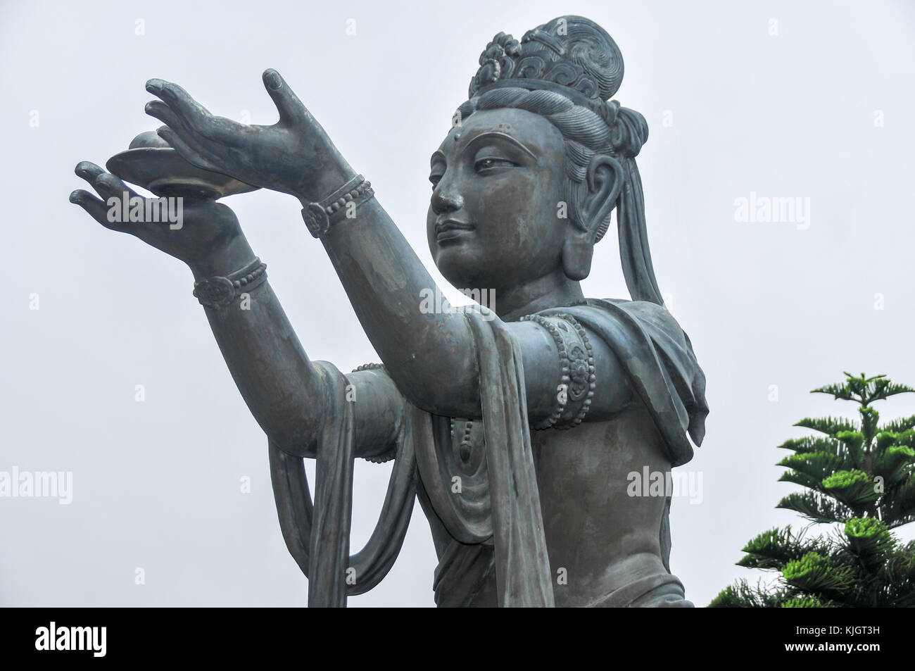 Voisins Tian Tan Buddha statue enveloppée de brouillard. Banque D'Images