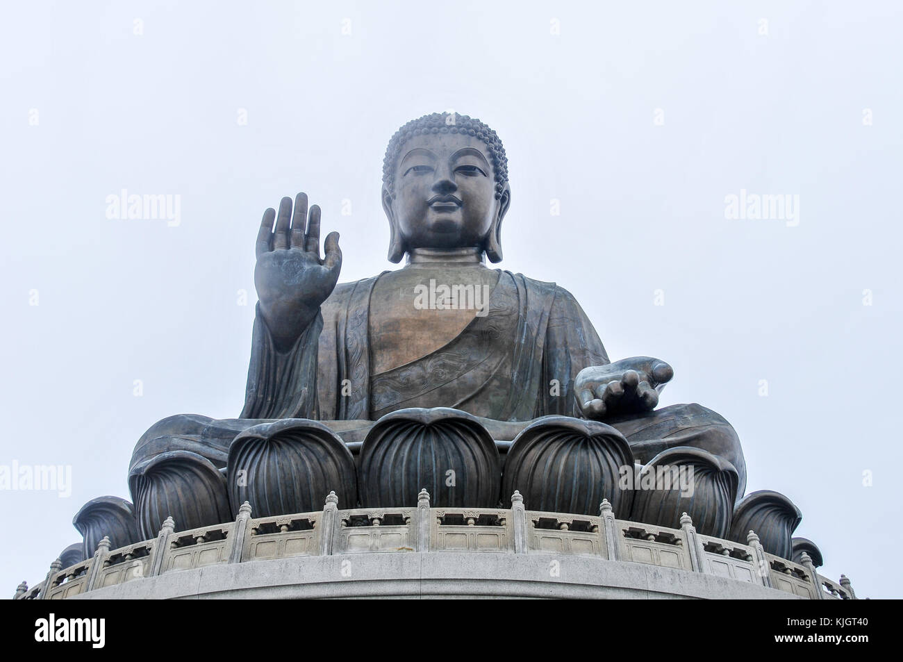 Tian Tan Buddha de hong kong enveloppée de brouillard. Banque D'Images