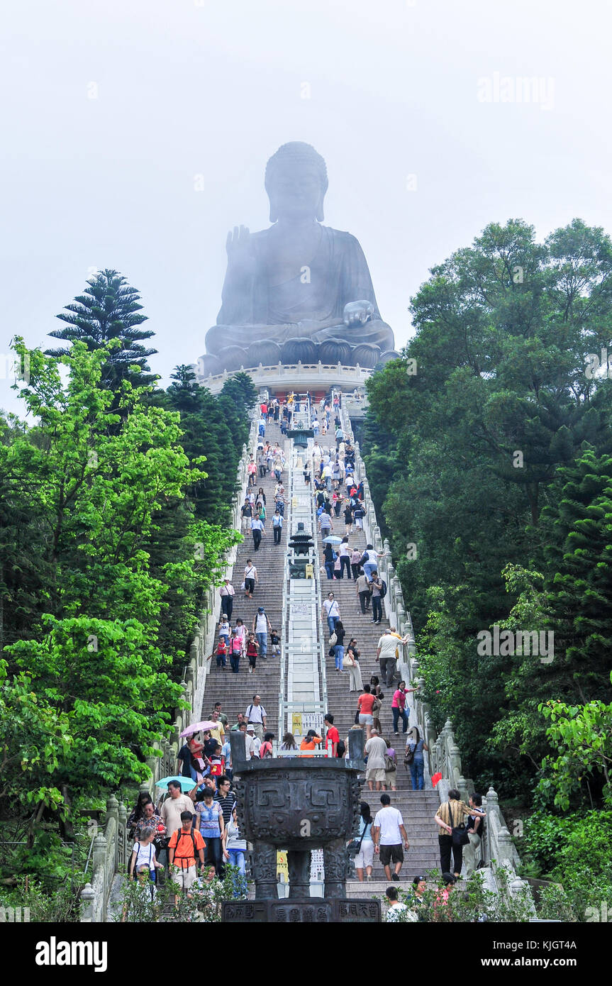 Tian Tan Buddha de hong kong enveloppée de brouillard. Banque D'Images