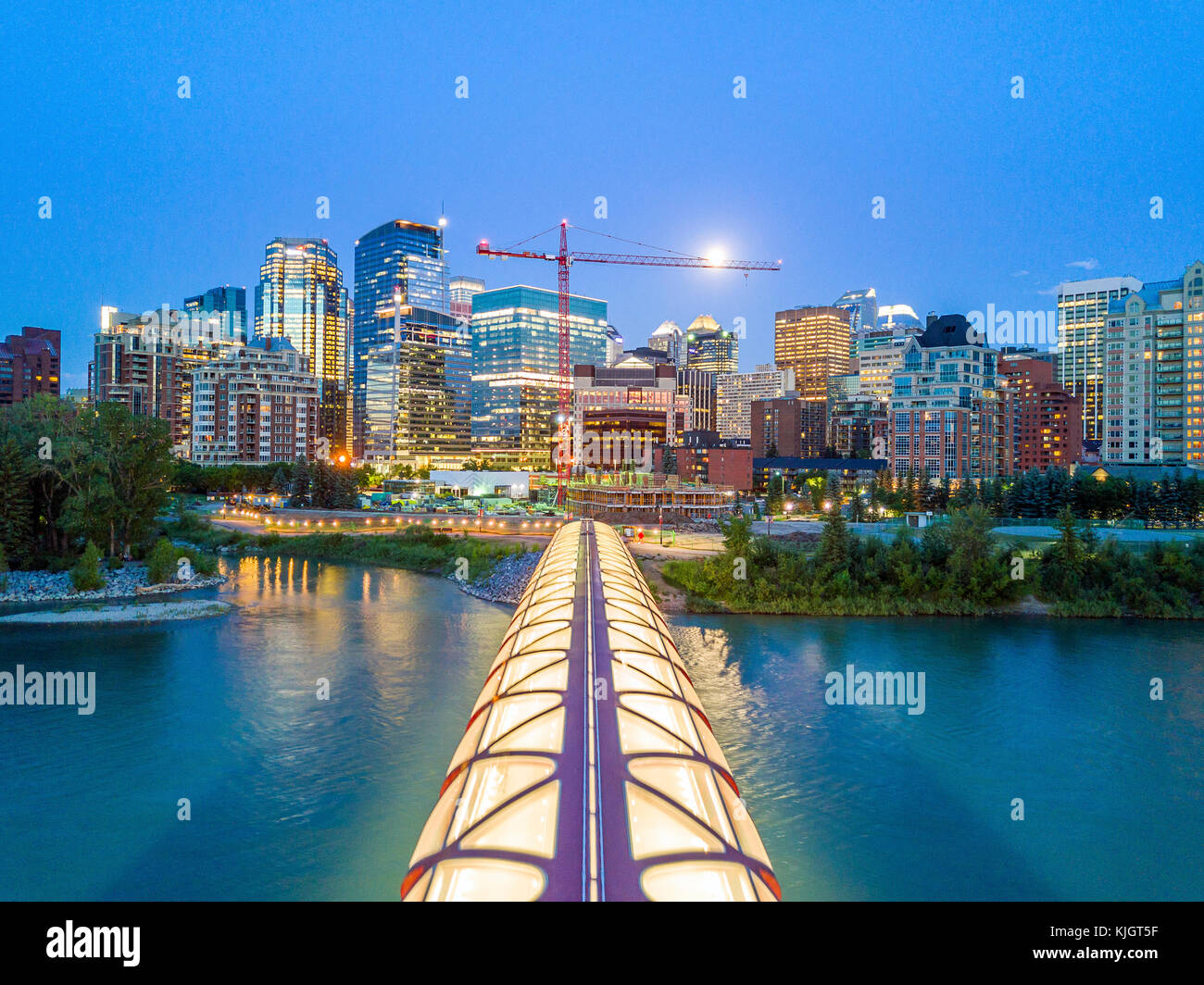 Le centre-ville de Calgary avec iluminated pont de la paix et la pleine lune, Alberta, Canada Banque D'Images