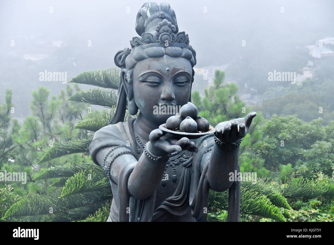 Voisins Tian Tan Buddha statue enveloppée de brouillard. Banque D'Images