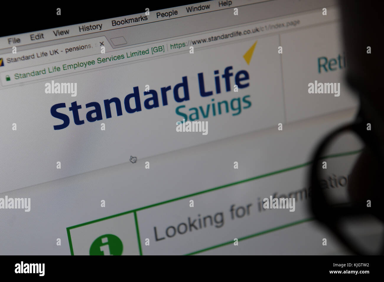 Une femme regarde le site web de la Standard Life Banque D'Images