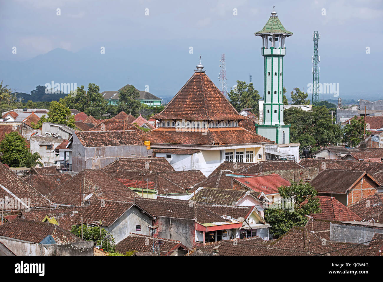 Vue aérienne sur kampung toit rouge maisons et ancienne mosquée avec minaret dans la ville malang, Jawa Timur / de l'Est de Java, Indonésie Banque D'Images