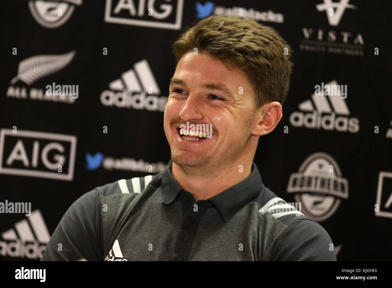 Cardiff, Royaume-Uni. 23 nov, 2017. beauden barrett , le joueur de rugby néo-zélandais allblacks parle aux médias au cours de l'équipe de rugby de Nouvelle-Zélande annonce conférence de presse à l'hôtel Hilton à Cardiff , Nouvelle-Galles du Sud le jeudi 23 novembre 2017. L'équipe se préparent pour leur série internationale d'automne test match contre le Pays de Galles à Cardiff ce weekend. Photos par Andrew verger/Alamy live news Banque D'Images