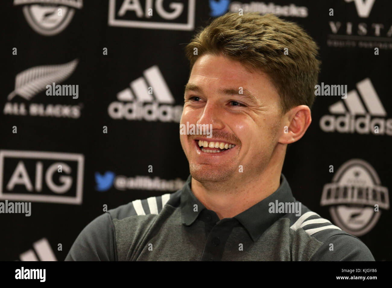 Cardiff, Royaume-Uni. 23 nov, 2017. beauden barrett , le joueur de rugby néo-zélandais allblacks parle aux médias au cours de l'équipe de rugby de Nouvelle-Zélande annonce conférence de presse à l'hôtel Hilton à Cardiff , Nouvelle-Galles du Sud le jeudi 23 novembre 2017. L'équipe se préparent pour leur série internationale d'automne test match contre le Pays de Galles à Cardiff ce weekend. Photos par Andrew verger/Alamy live news Banque D'Images