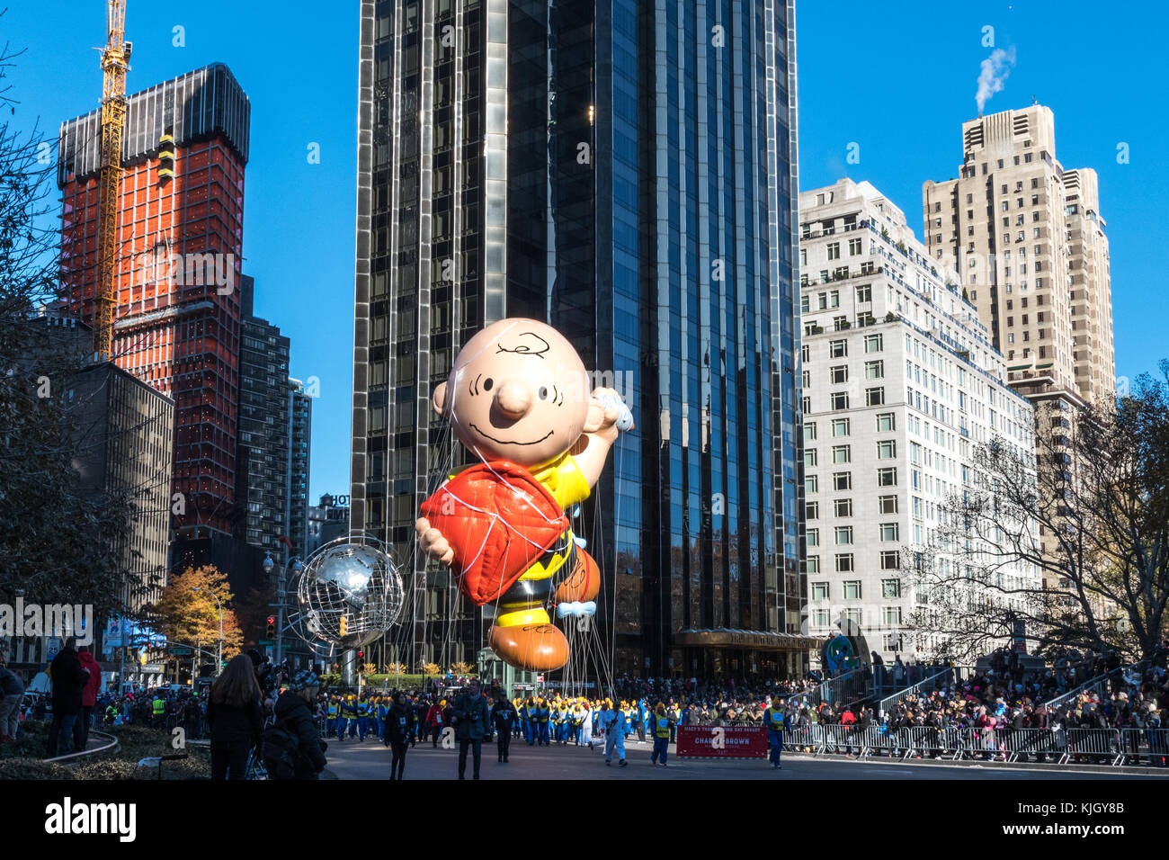 New York, États-Unis, 23 Nov 2017. New York, USA, un ballon d'Arachide Charlie Brown participe à la parade de Thanksgiving de l'avant des pattes patrouille Chase dans Central Park à New York à l'Ouest, Photo de Enrique Shore/Alamy Live News Banque D'Images